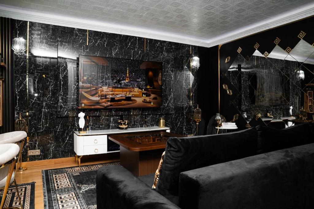 - un salon avec des murs noirs et un canapé dans l'établissement Luxury 2Bedrooms Arc de Triomphe, à Paris