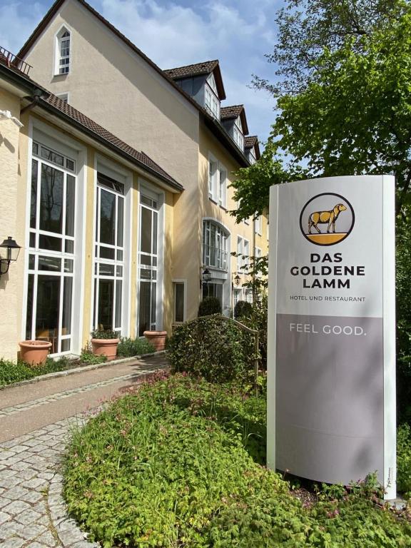ein Schild vor einem Haus in der Unterkunft Das Goldene Lamm Aalen in Aalen