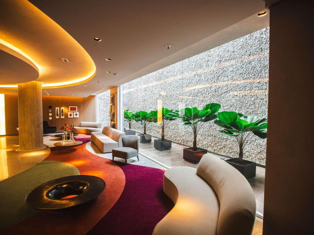 Uma área de estar em Mercure Camboriu