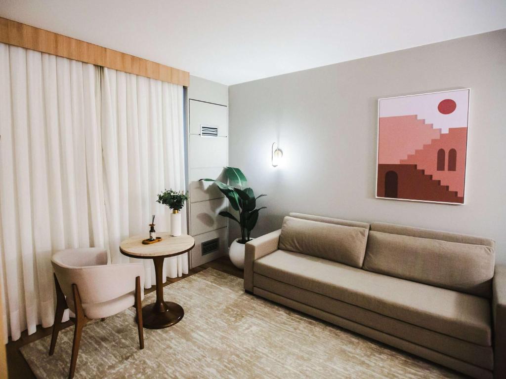 Uma área de estar em Mercure Camboriu