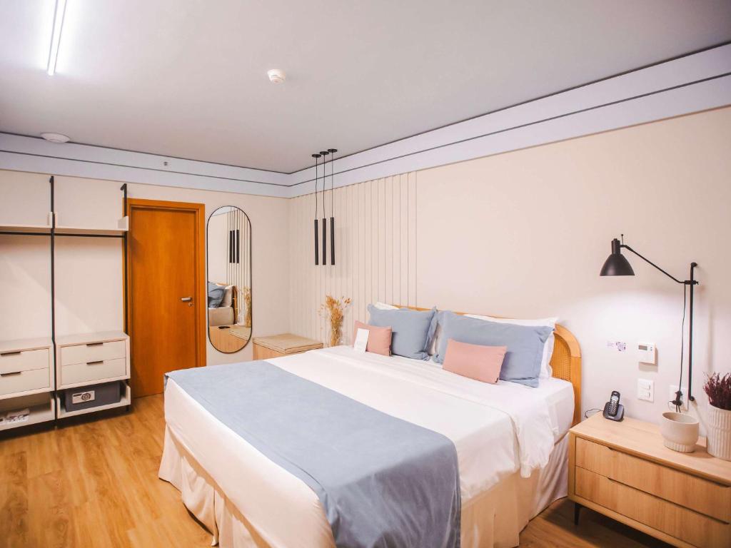 Cama ou camas em um quarto em Mercure Camboriu
