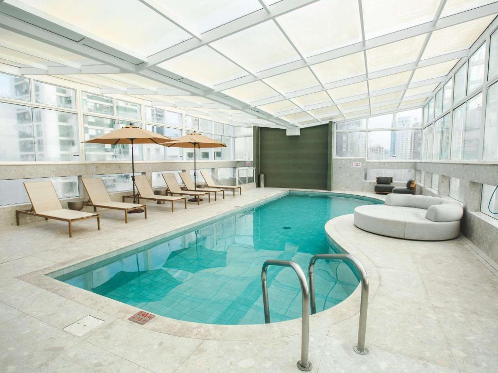 A piscina localizada em Mercure Camboriu ou nos arredores