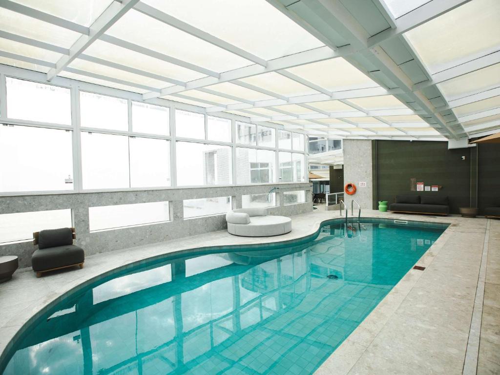 A piscina localizada em Mercure Camboriu ou nos arredores