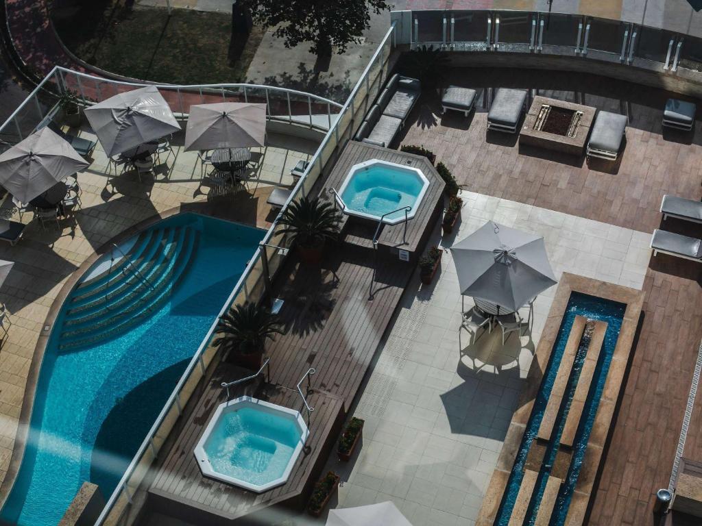 A piscina localizada em Mercure Camboriu ou nos arredores