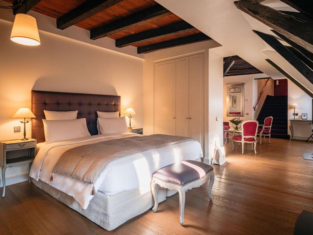 Postel nebo postele na pokoji v ubytování Cour du Corbeau Hotel Strasbourg - MGallery Collection