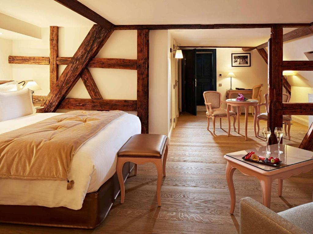 Postel nebo postele na pokoji v ubytování Cour du Corbeau Hotel Strasbourg - MGallery Collection