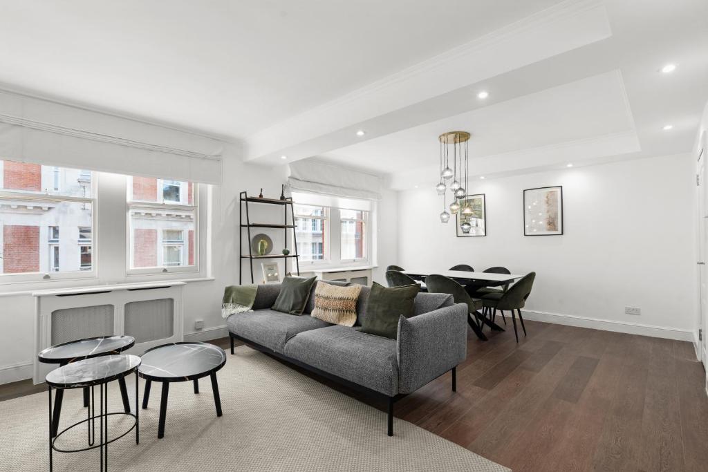 una sala de estar con un sofá y una mesa en Prime Central London Residences, en Londres