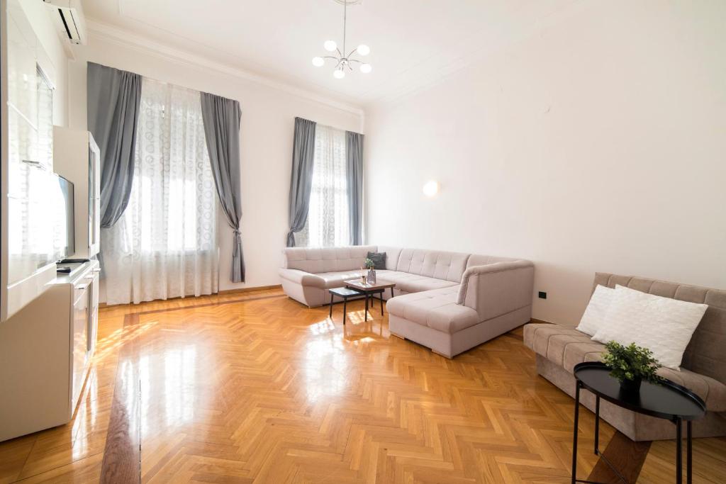 een woonkamer met een bank en een tafel bij Golden Star in Zagreb