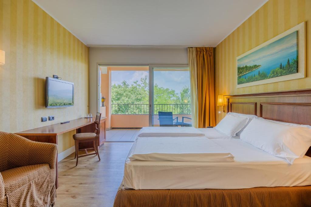 Posteľ alebo postele v izbe v ubytovaní Hotel Boffenigo - The Golden Hour