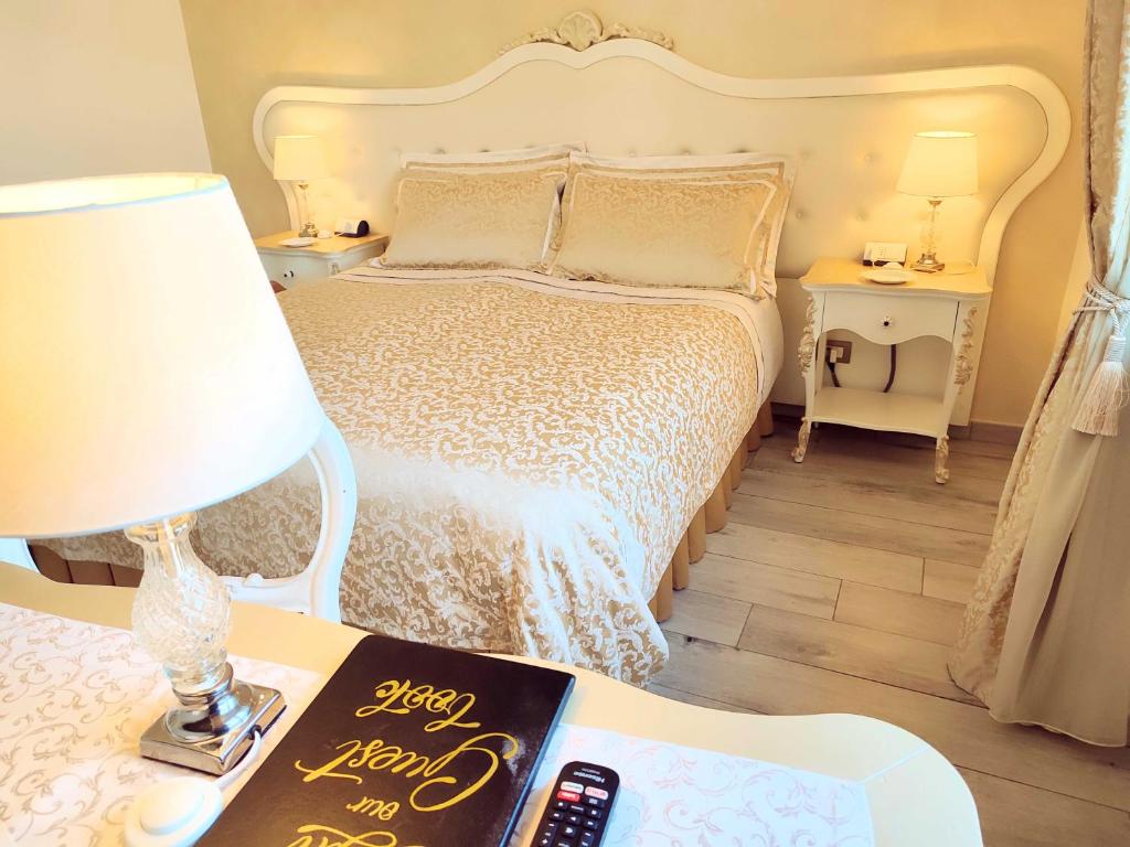 a bedroom with a bed and a lamp on a table at Alloggio Turistico GIULIETTA e Romeo - INTERO APPARTAMENTO - Villafranca di Verona, Zimmer, Holiday Rooms in Villafranca di Verona
