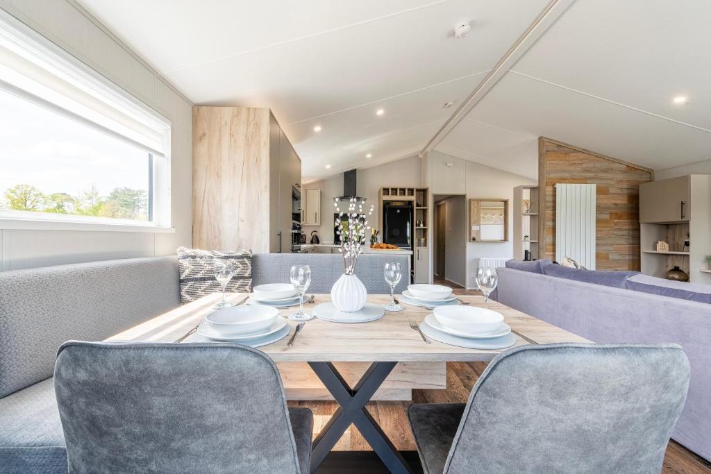 a dining room with a table and chairs at Ella Lodge in Lincoln