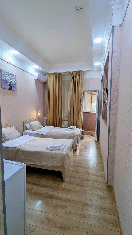 Postel nebo postele na pokoji v ubytování Dkd-bridge Hotel