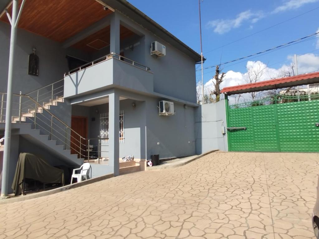 Budova, kde se vila nachází