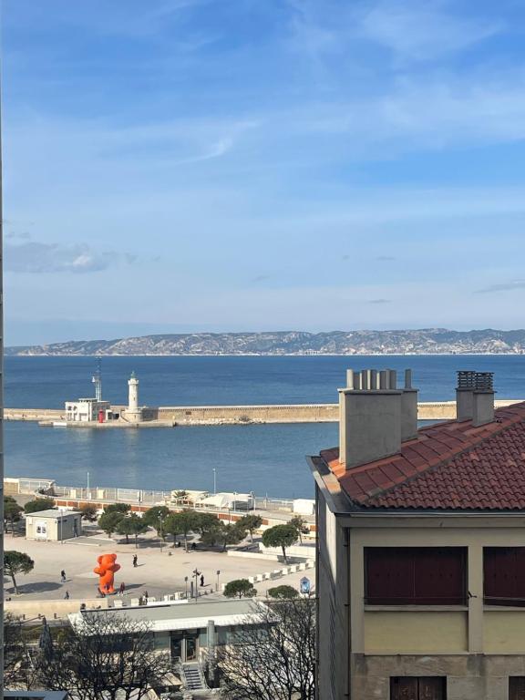 - une vue sur une plage avec une grande étendue d'eau dans l'établissement Studio avec vue mer en plein cœur du Panier, à Marseille