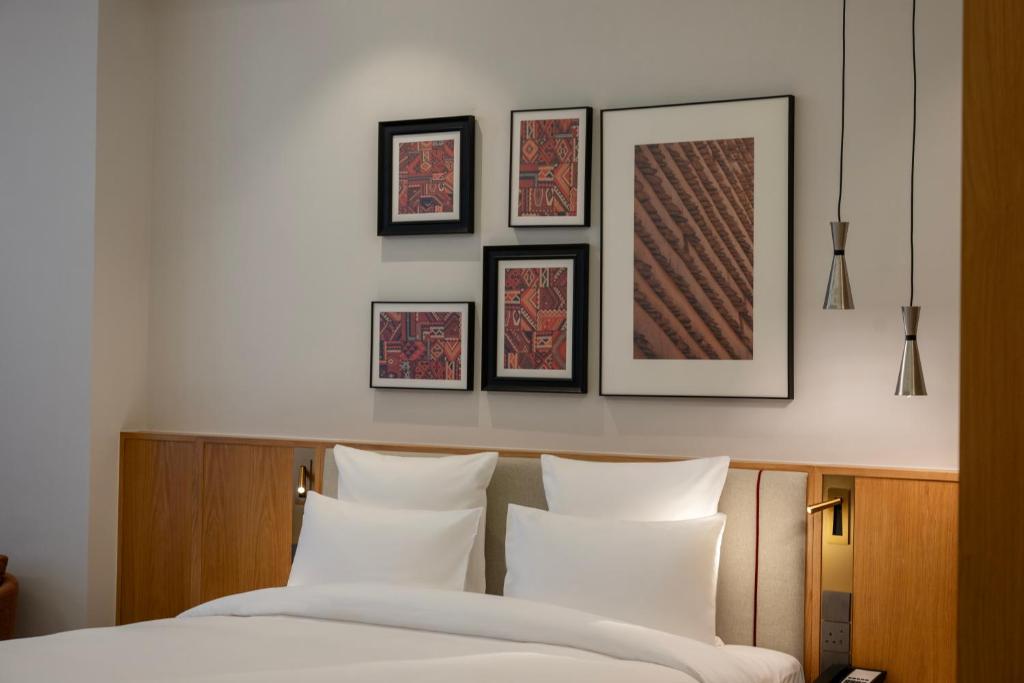 Postel nebo postele na pokoji v ubytování Mercure Hotel Khamis Mushait by Accor
