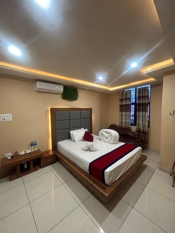 Ένα ή περισσότερα κρεβάτια σε δωμάτιο στο Pathivara Hotel