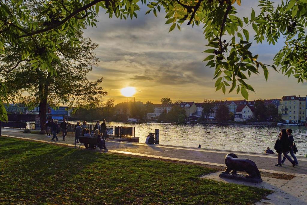 Výhled na řeku, která protéká v blízkosti hotelu