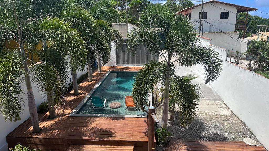 an overhead view of a swimming pool with palm trees at Casa George Trancoso in Trancoso