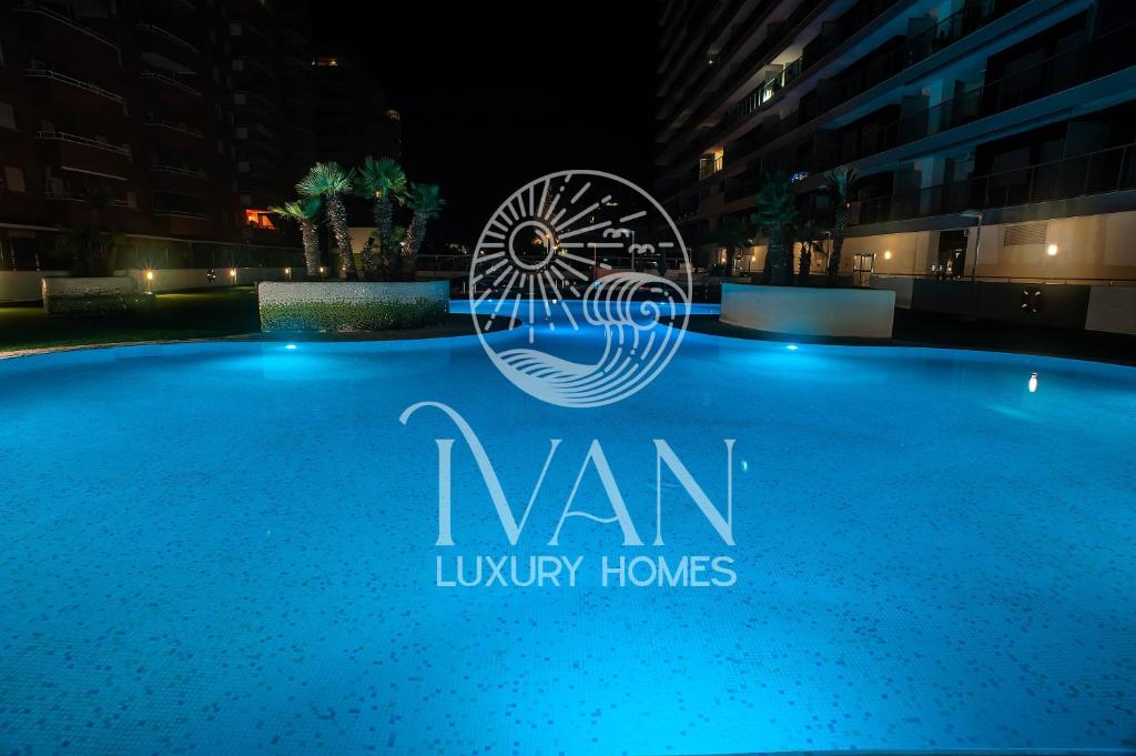 The swimming pool at or close to Casa Hugo Ivan Luxury Homes 8ªPlta Norte 1ªLinea