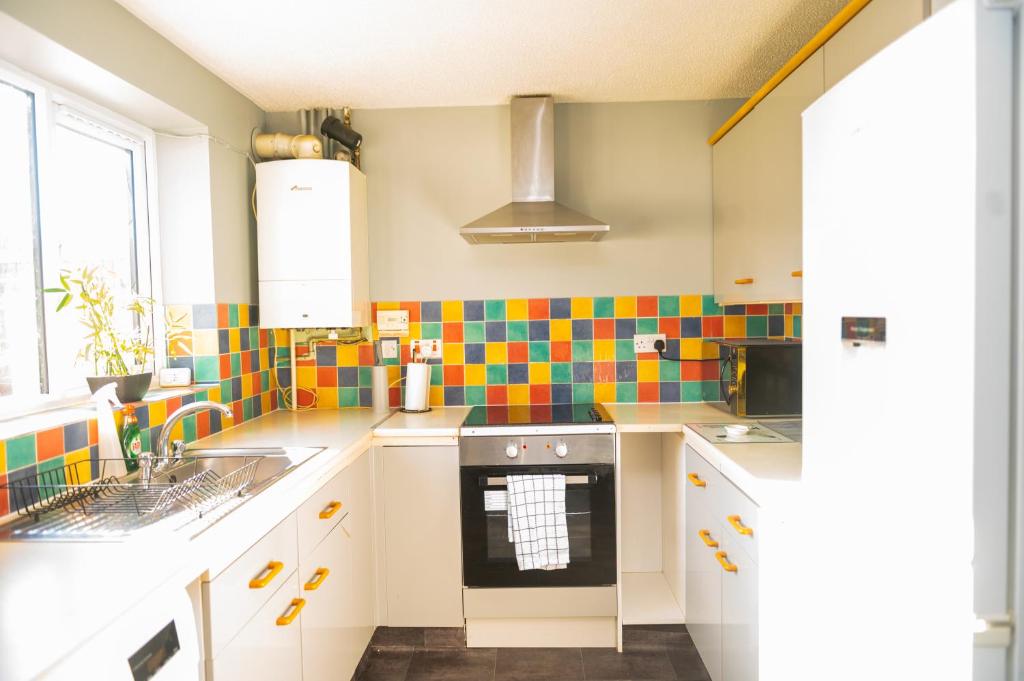 Η κουζίνα ή μικρή κουζίνα στο Newly Refurbished Home fit for to 7 family members, Groups, Contractors Centre of Bradley Stoke