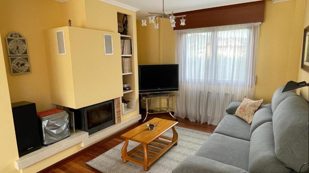 Televízia a/alebo spoločenská miestnosť v ubytovaní VACACIONES VILLASANA