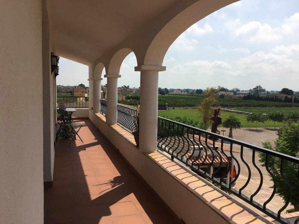 A balcony or terrace at Masia Botargo 9 hab 8 baños piscina porche