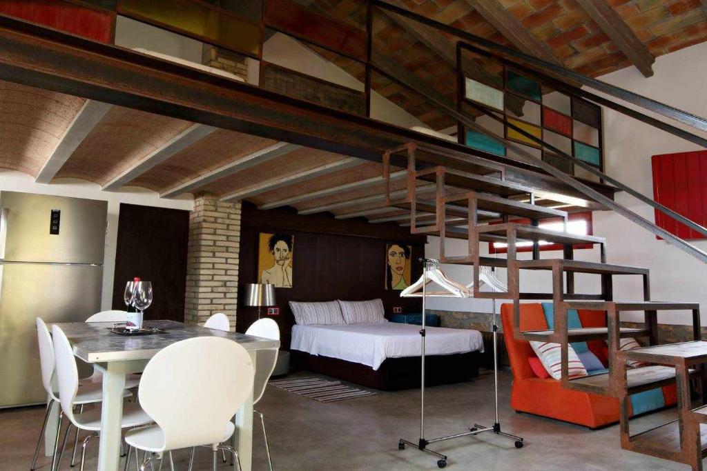 A bed or beds in a room at Masia Botargo 9 hab 8 baños piscina porche