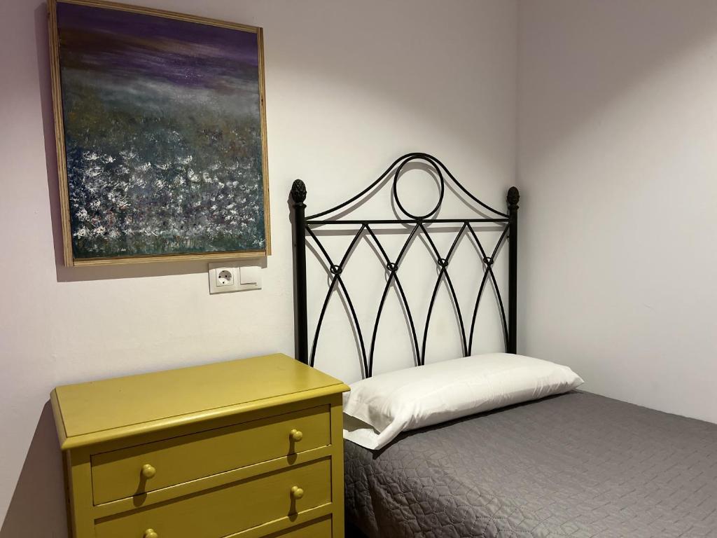 A bed or beds in a room at Masia Botargo 9 hab 8 baños piscina porche