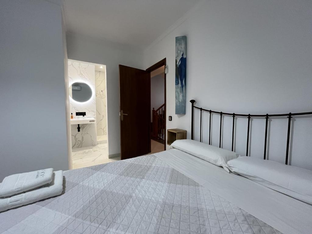 A bed or beds in a room at Masia Botargo 9 hab 8 baños piscina porche