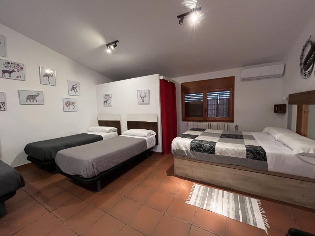 A bed or beds in a room at Masia Botargo 9 hab 8 baños piscina porche