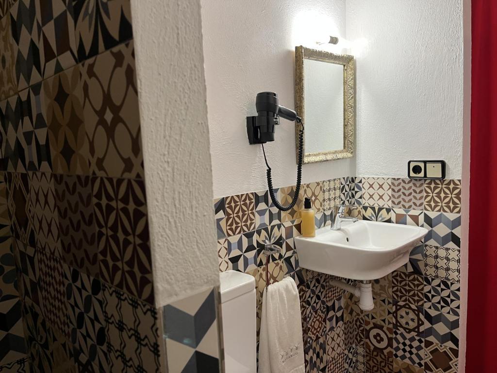 A bathroom at Masia Botargo 9 hab 8 baños piscina porche