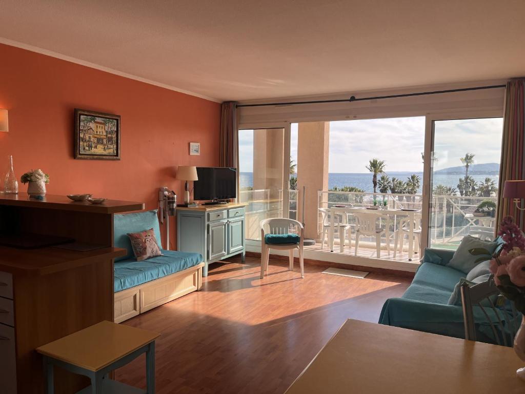 un salon avec vue sur l'océan dans l'établissement CAP HERMES, Magnifique Vue mer pour ce studio 33m2, à Fréjus