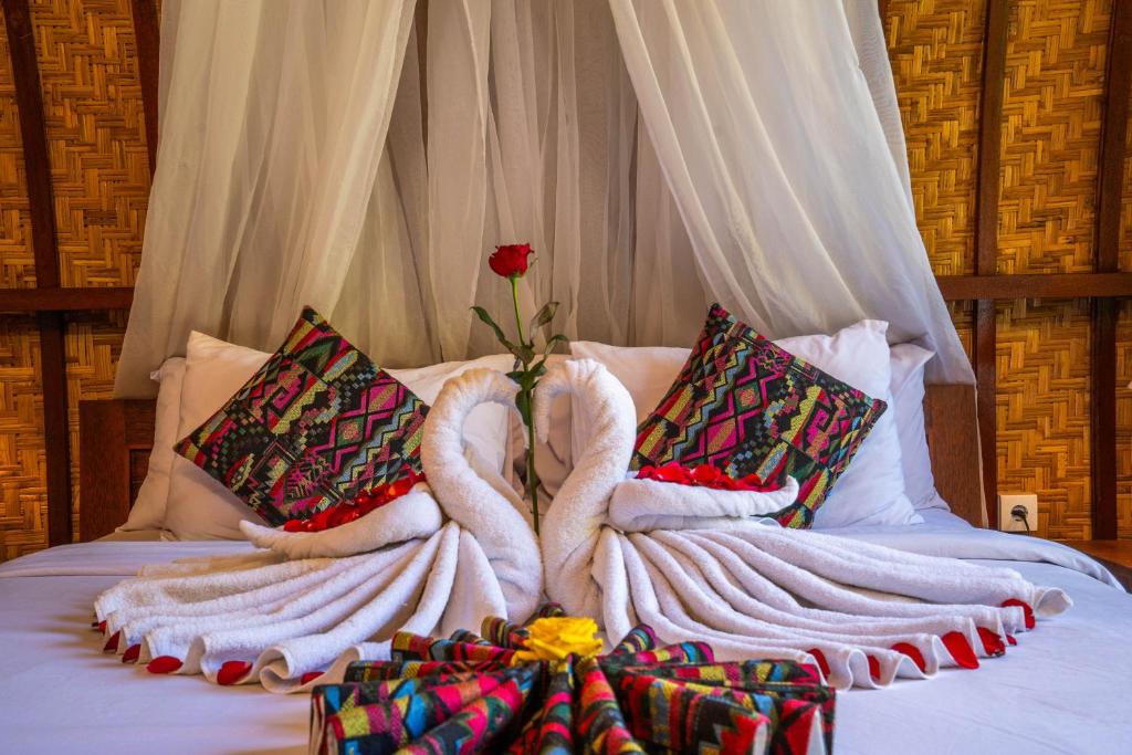 Postel nebo postele na pokoji v ubytování Lumbung Bukit Resort Uluwatu