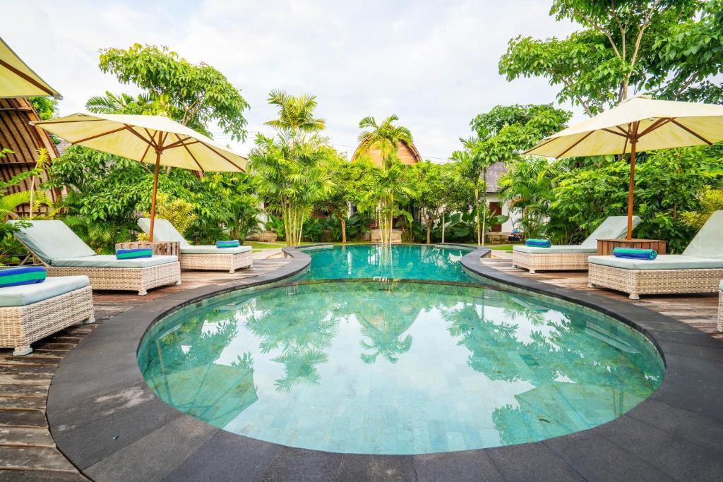 Bazén v ubytování Lumbung Bukit Resort Uluwatu nebo v jeho okolí