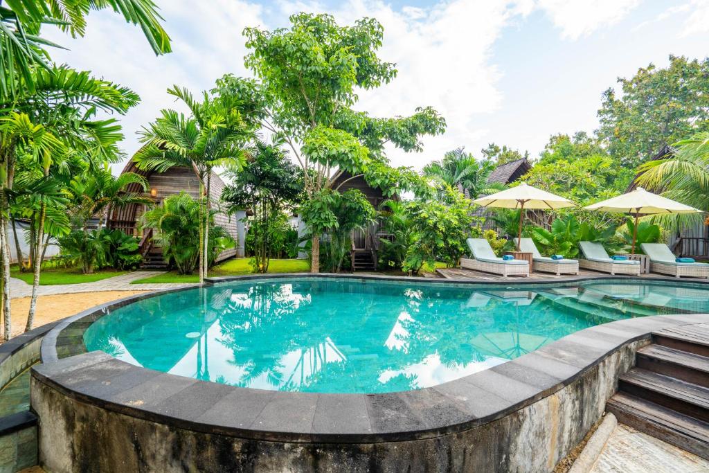 Bazén v ubytování Lumbung Bukit Resort Uluwatu nebo v jeho okolí