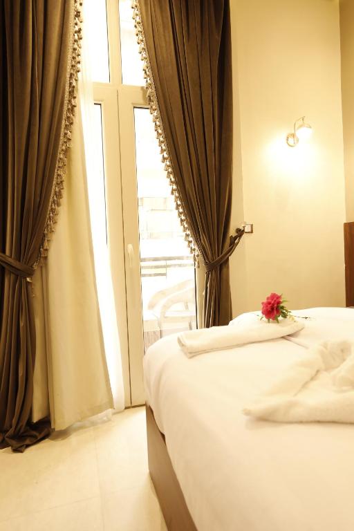 Postel nebo postele na pokoji v ubytování Sama hotel