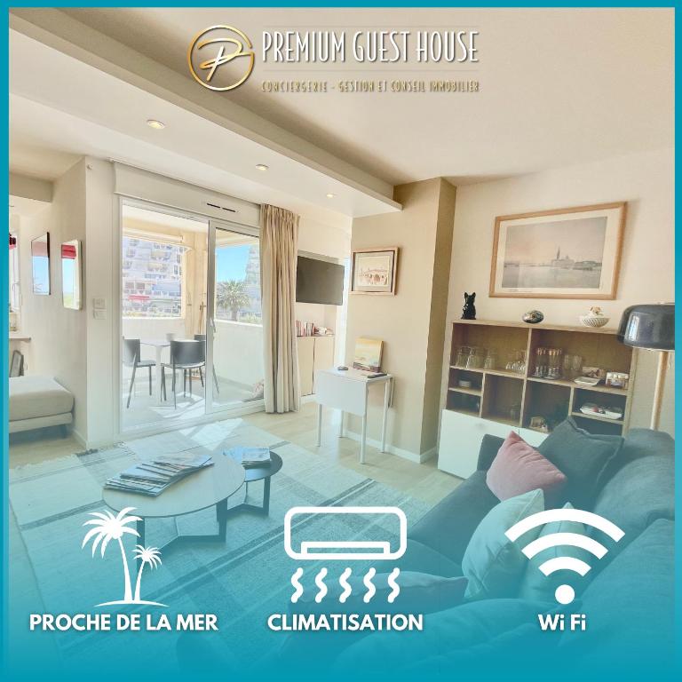 un salon avec un canapé bleu et une table dans l'établissement PGH N33 - Centre-Ville, Port & Plage à 100m, à La Grande Motte