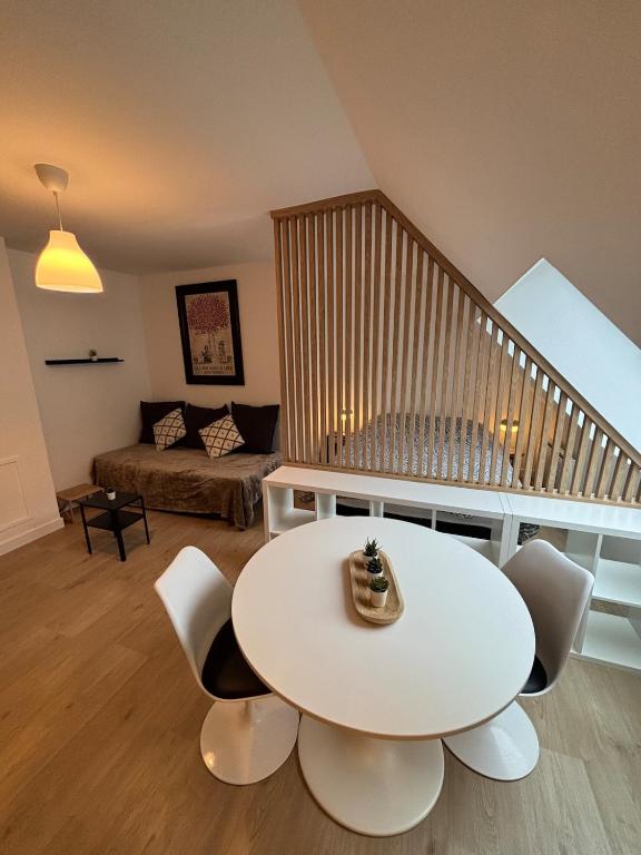 un salon avec une table, des chaises et un canapé dans l'établissement ღ L'AlterEgo - Hyper Centre, Parking Privé & Wifi, à Douai