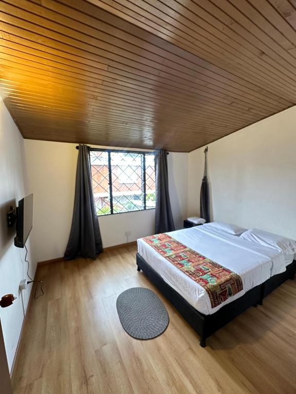 Postel nebo postele na pokoji v ubytování Bamuka Hostal