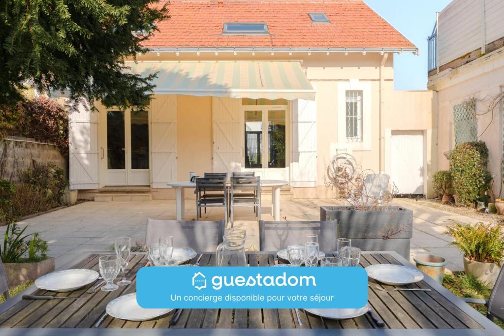 een tafel met wijnglazen voor een huis bij L'Embrun - T5 - Wifi - Accès à la mer in La Bernerie-en-Retz