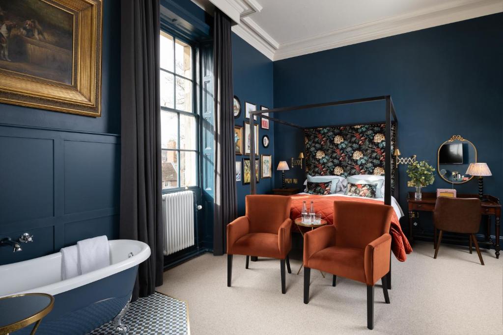 
Luxury Four-Poster Room
