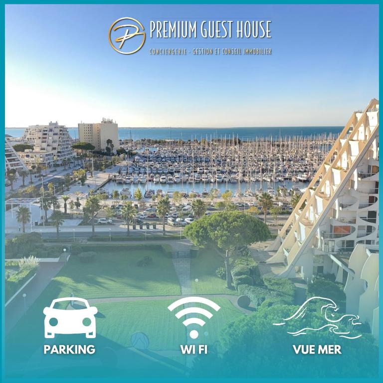 un parcours de golf avec une voiture dans l'établissement PGH N37 - Vue Mer et Port, 8eme étage, Parking Privé, à La Grande Motte