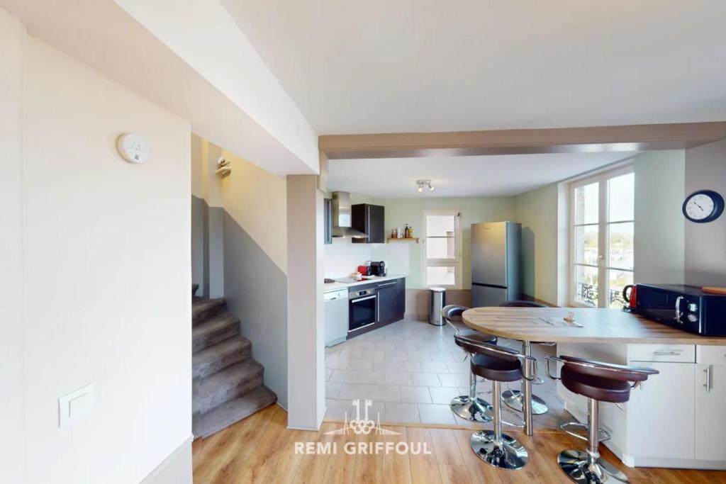 une cuisine avec une table et des chaises dans une pièce dans l'établissement Duplex Traversière Spacious 100m from the Port 4 Guests, à Honfleur