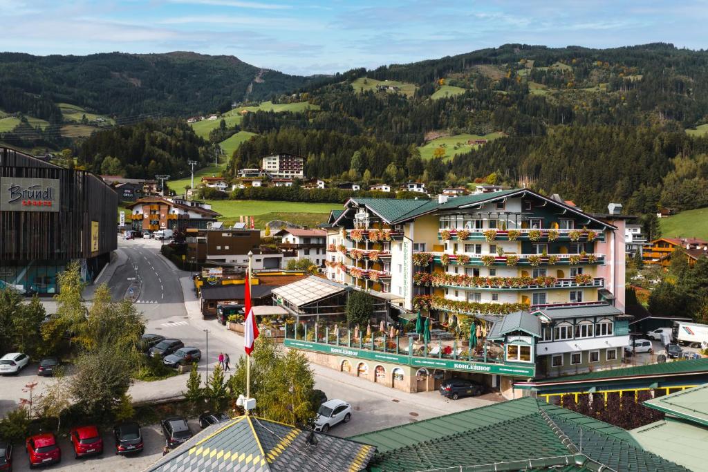 フューゲンにあるHotel Kohlerhofの山の町の空中風景