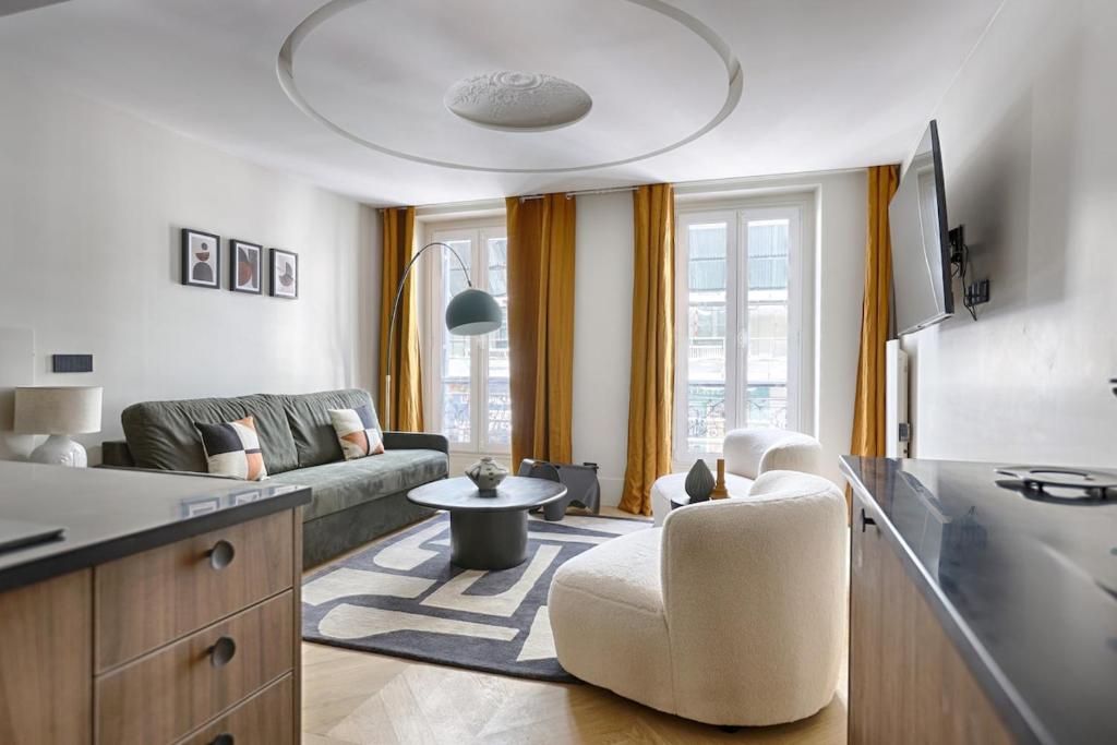 un salon avec un canapé et une table dans l'établissement Mykeypers - Magnificent Luxury Flat 2BR-6P - Champ-Elysées, à Paris