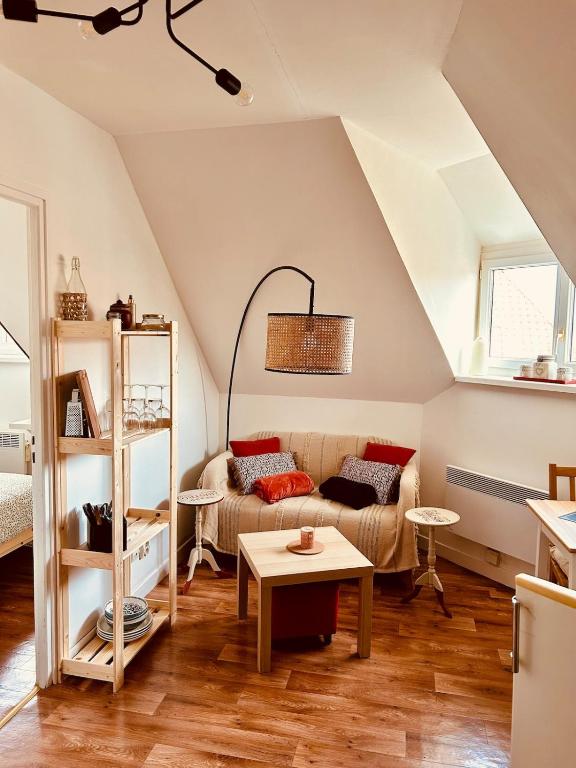 un salon avec un canapé et une table dans l'établissement Le Carnot Perche, à Le Portel