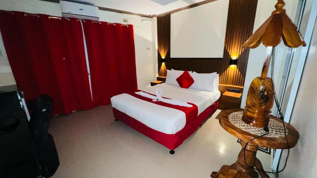 Postel nebo postele na pokoji v ubytování Red Palm Inn balcony room with Netflix