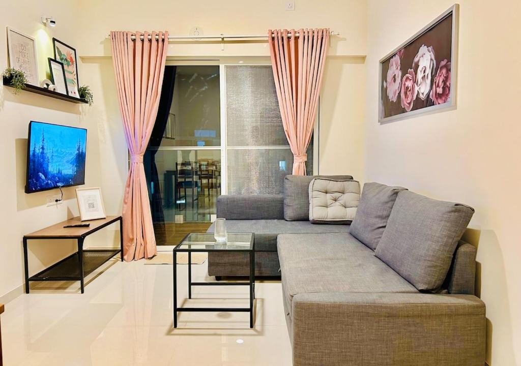 辛加瓦迪CyberNest Spacious APT in IT hub Hinjewadi的带沙发和桌子的客厅