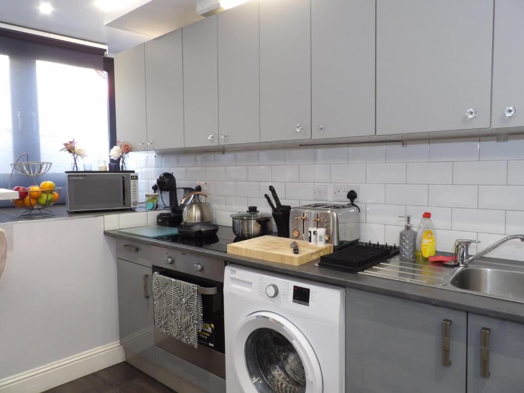 City Convenience, Calm Comfort-- A Stylish One-Bedroom Retreat Just 3 Stops from the Heart of the City, Edinburgh (updated prices 2025)