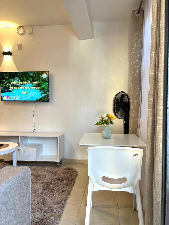 TV a/nebo společenská místnost v ubytování Rustic 1br Milimani